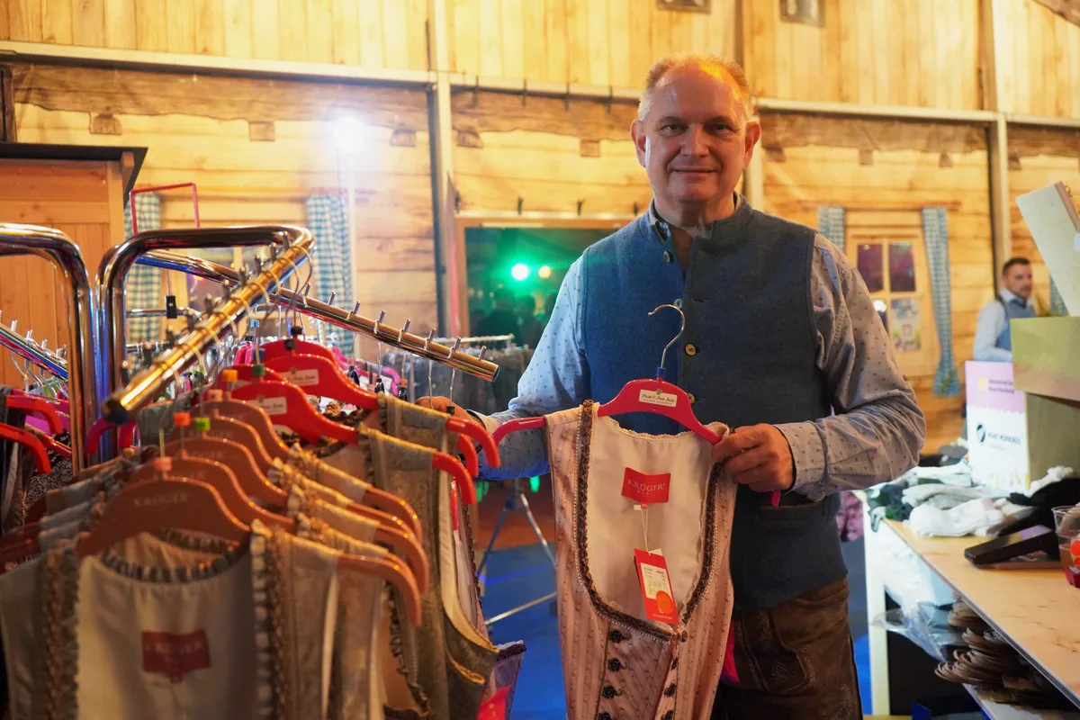 Währenddessen kann man sich im Vorzelt bei Daniel Bürki von Musik & Mode Bürki mit Dirndl und anderer Oktoberfest-Ausstattung eindecken… Man sieht Impressionen des Oktoberfestes 2025 in Uster